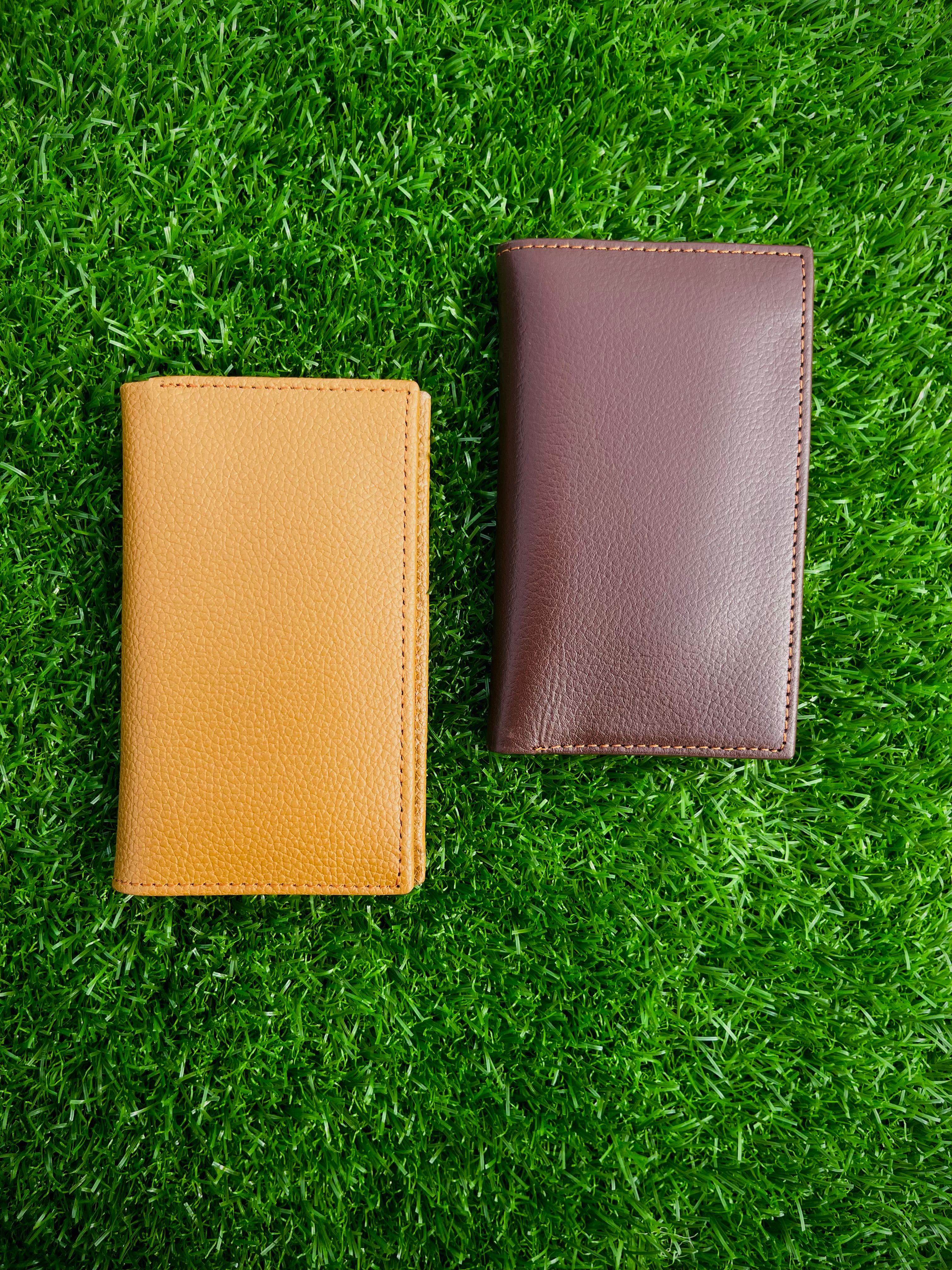 Dotted Leather Vertical Wallet – Classic Texture, Modern Feel